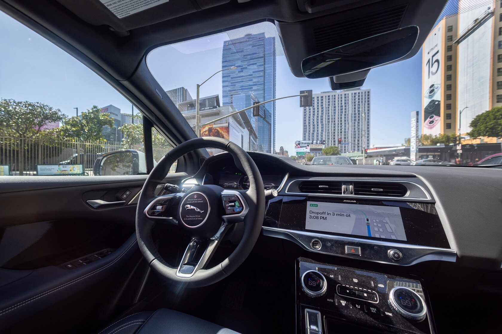 Musk lancia corse gratuite con Tesla per anziani e disabili